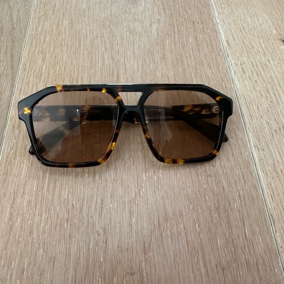 QUAY Australia Black and Tortoise Sunglasses style SOUNDCHECK - Picture 1 of 4